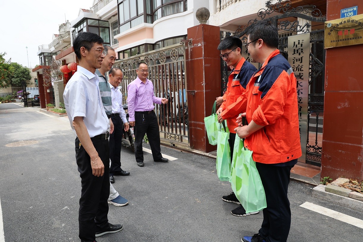 03胡郡副局長為一線職工送上慰問品.JPG